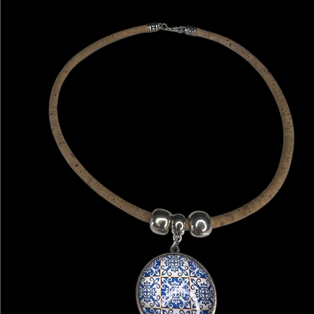 Elegant Silver and Blue Pendant Necklace